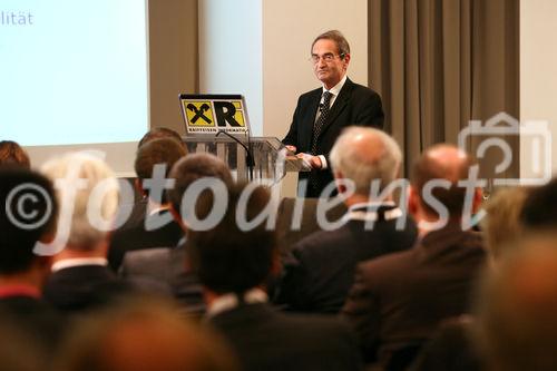 (C) fotodienst/Anna Rauchenberger - Wien, 08.10.2008 -  Vortrag 'Menschen-Spuren im Datenfluss -Hinter all unseren Dienstleistungen steckt der Mensch' von einem bekannten ORF-TV-Wirtschafts-Journalisten und Autor im Rahmen des IT//Lounge, Informatik Talk. FOTO: Dr. Walter Sonnleitner (ORF-TV-Wirtschafts-Journalist und Autor)