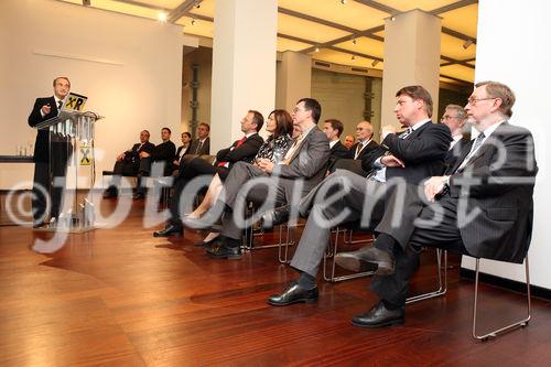 (C) fotodienst/Anna Rauchenberger - Wien, 08.10.2008 -  Vortrag 'Menschen-Spuren im Datenfluss -
Hinter all unseren Dienstleistungen steckt der Mensch' von einem bekannten ORF-TV-Wirtschafts-Journalisten und Autor im Rahmen des IT//Lounge, Informatik Talk. FOTO: Dr. Walter Sonnleitner (ORF-TV-Wirtschafts-Journalist und Autor)