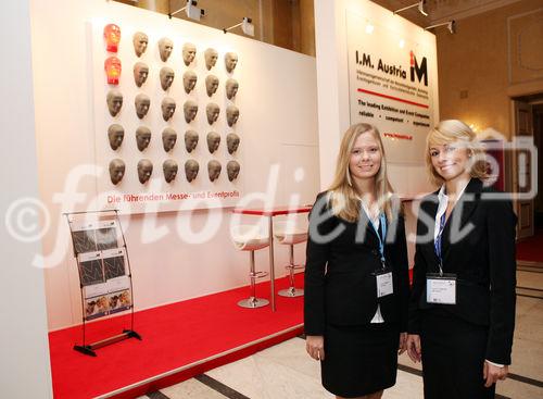 (C) fotodienst/Anna Rauchenberger - Wien, 07.10.2008 - Die I.M.Austria vergibt im Rahmen der access 2008 den IMA-Award 2007, der jedes Jahr eine Persönlichkeit aus Wirtschaft oder Politik für besondere Leistungen in der Österreichischen Messe-, Event- und Kongresswirtschaft auszeichnet. FOTO: Stand der I.M. Austria mit Hostessen