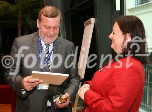 (C) fotodienst/Anna Rauchenberger - Wien, 07.10.2008 - Die I.M.Austria vergibt im Rahmen der access 2008 den IMA-Award 2007, der jedes Jahr eine Persönlichkeit aus Wirtschaft oder Politik für besondere Leistungen in der Österreichischen Messe-, Event- und Kongresswirtschaft auszeichnet. FOTO v.l.: Dir. Georg Lamp (Congress und Messe Innsbruck GmbH), Dagmar Oegg (Österreich Werbung/abcn)