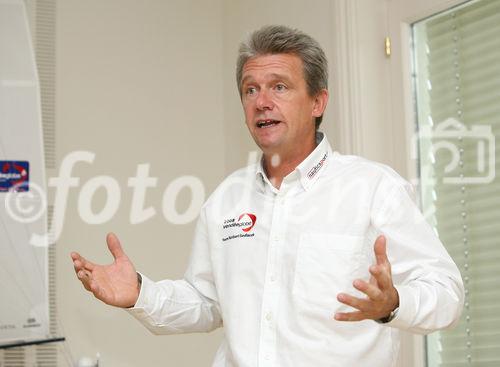 (C) fotodienst/Anna Rauchenberger - Wien, 6.10.2008 -  Österreichischer Extremsegler startet mit Partner Kapsch bei der härtesten Einhandregatta der Welt, der Vendée Globe 2008. FOTO: Norbert Sedlacek (Extremsegler)