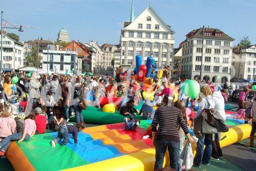 Am Züri-Mobil-Tag war Zürich's Innenstadt (Limmatquai + Urania-Brücke) verkehrsfrei zur Freude der Bevölkerung und der Kinder