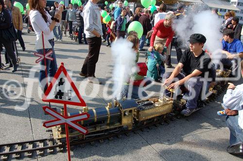 Der Dampflok-Zug am Züri-Mobil-Fest soll das Umweltbewusstsein schärfen und alternative Energien und Mobilititätsformen aufzeigen. Zumindest begeisterte er die Kinder und Bahnnostalgiker.