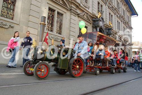 Der Dampflok-Zug am Züri-Mobil-Fest vor dem Rathaus soll das Umweltbewusstsein der Bevölkerung schärfen und alternative Energien sowie Mobilititätsformen aufzeigen. Zumindest begeisterte diese nostalgiosche Dampflok die Kinder und Bahnliebhaber