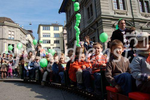 Eine nostalgische Dampflok-Eisenbahn mit begeisterten Kindern fährt vor Zürich's Rathaus vor am Züri-Multimobil-Tag