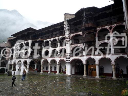 Das Kloster Rila (bulgarisch: Рилски манастир) liegt im Rila-Gebirge südlich der bulgarischen Hauptstadt Sofia. Es ist eines der größten orthodoxen Klöster und in die Liste des Weltkulturerbes der UNESCO aufgenommen worden. Das Kloster wurde im 10. Jahrhundert vom kultisch verehrten Mönch Iwan Rilski gegründet. Sein heutiges Aussehen verdankt das Kloster dem Stil der bulgarischen Wiedergeburt nach einem Brand im Jahre 1833.