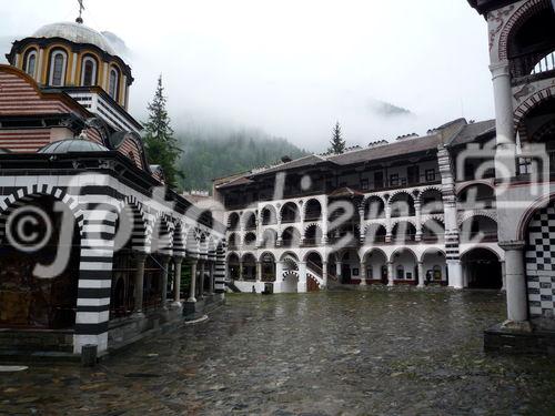 Das Kloster Rila (bulgarisch: Рилски манастир) liegt im Rila-Gebirge südlich der bulgarischen Hauptstadt Sofia. Es ist eines der größten orthodoxen Klöster und in die Liste des Weltkulturerbes der UNESCO aufgenommen worden. Das Kloster wurde im 10. Jahrhundert vom kultisch verehrten Mönch Iwan Rilski gegründet. Sein heutiges Aussehen verdankt das Kloster dem Stil der bulgarischen Wiedergeburt nach einem Brand im Jahre 1833.