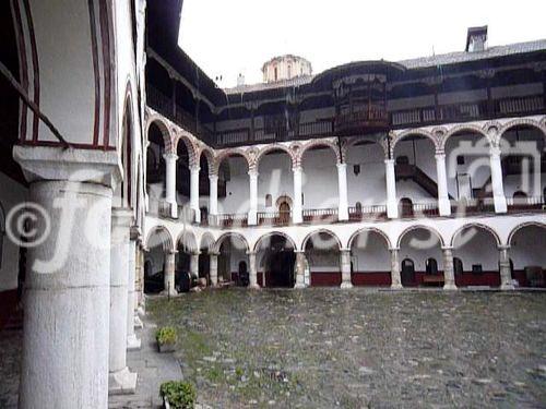 Das Kloster Rila (bulgarisch: Рилски манастир) liegt im Rila-Gebirge südlich der bulgarischen Hauptstadt Sofia. Es ist eines der größten orthodoxen Klöster und in die Liste des Weltkulturerbes der UNESCO aufgenommen worden. Das Kloster wurde im 10. Jahrhundert vom kultisch verehrten Mönch Iwan Rilski gegründet. Sein heutiges Aussehen verdankt das Kloster dem Stil der bulgarischen Wiedergeburt nach einem Brand im Jahre 1833.