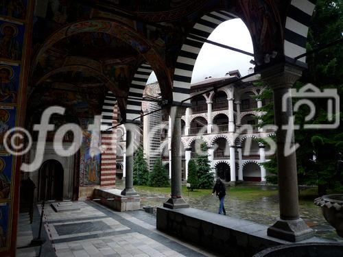 Das Kloster Rila (bulgarisch: Рилски манастир) liegt im Rila-Gebirge südlich der bulgarischen Hauptstadt Sofia. Es ist eines der größten orthodoxen Klöster und in die Liste des Weltkulturerbes der UNESCO aufgenommen worden. Das Kloster wurde im 10. Jahrhundert vom kultisch verehrten Mönch Iwan Rilski gegründet. Sein heutiges Aussehen verdankt das Kloster dem Stil der bulgarischen Wiedergeburt nach einem Brand im Jahre 1833.