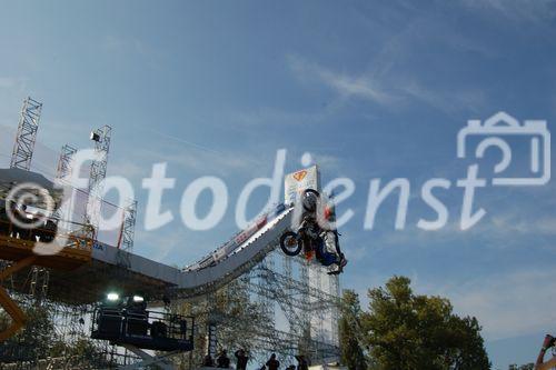 Gigantische Big Air Schanze (36m) am freestyle.ch event in Zürich, davor ein FMX-Biker beim Salto