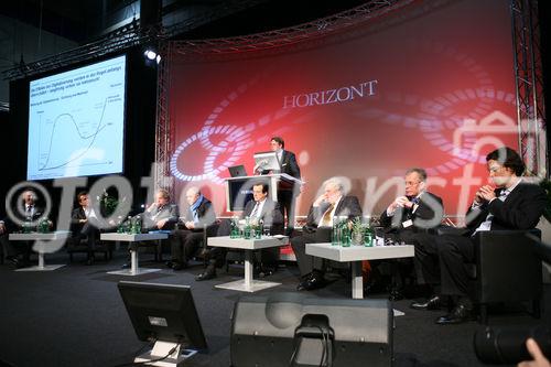 (C) fotodienst/Anna Rauchenberger - Wien, 24.9.2008 - Österreichische Medientage: Was kommt - was bleibt - Die Österreichische Medienlandschaft am Scheideweg: Die Medienlandschaft im Strukturwandel. Noch weiß niemand, welche Veränderungen nachhaltig und welche nur modisch sind. Hochkarätige Key Speaker und Teilnehmer diskutieren medienpolitische Aspekte, die mögliche mobile Revolution des TV, den Online-Boom und das Web 3.0. FOTO: Dr. Martin Fabel (A.T. Kearny, am Rednerpult), Podium v.l.: Andreas Fuhlisch (Radio Marketing Service), Mag. Markus Breitenecker (ProSiebenSat.1 Austria), Walter Zinggl (ORF Enterprise), Franz Prenner (Mediaprint), Prof. Hans Mahr (mahrmedia), GD Anton Wais (Österreichische Post), KommR Dr. Heinrich Schuster (EPAMEDIA), Philipp Schindler (Google)