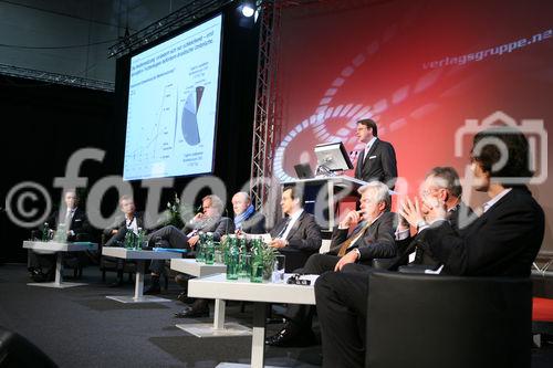 (C) fotodienst/Anna Rauchenberger - Wien, 24.9.2008 - Österreichische Medientage: Was kommt - was bleibt - Die Österreichische Medienlandschaft am Scheideweg: Die Medienlandschaft im Strukturwandel. Noch weiß niemand, welche Veränderungen nachhaltig und welche nur modisch sind. Hochkarätige Key Speaker und Teilnehmer diskutieren medienpolitische Aspekte, die mögliche mobile Revolution des TV, den Online-Boom und das Web 3.0. FOTO: Dr. Martin Fabel (A.T. Kearny, am Rednerpult), Podium v.l.: Andreas Fuhlisch (Radio Marketing Service), Mag. Markus Breitenecker (ProSiebenSat.1 Austria), Walter Zinggl (ORF Enterprise), Franz Prenner (Mediaprint), Prof. Hans Mahr (mahrmedia), GD Anton Wais (Österreichische Post), KommR Dr. Heinrich Schuster (EPAMEDIA), Philipp Schindler (Google)