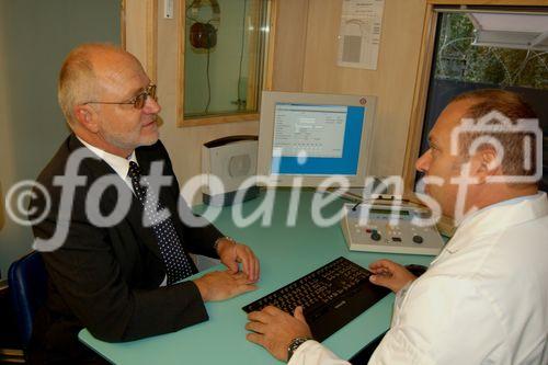 FDP-Nationalrat Georges Theiler am SUVA-Hörtest für eidgenössische Parlamentarierinnen und Parlamentarier im Audiomobil der Suva vor dem Bundeshaus (am Dienstag, 23. September 2008). 
