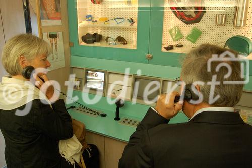 Verena Diener und andere Parlamentarierer beim SUVA-Hörtest im Audiomobil vor dem Bundeshaus (am Dienstag, 23. September 2008). 