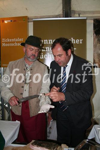 Podersdorf, Genußregion Burgenland, 19.9.2008, Landwirtschaftsminister Josef Pröll, Mangalitzer Schwein