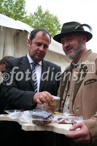 Genußregion Burgenland, Podersdorf 19.9.2008, Landwitrtschaftsminister Josef Pröll, pannonischer Schweinezüchter