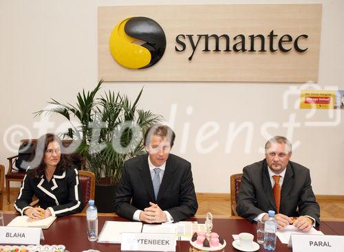 (C) fotodienst/Anna Rauchenberger - Wien, 17.09.2008 - Symantec bietet Unternehmen die notwendigen Lösungen für die Bedrohungslagen in der vernetzten Welt und präsentiert die globale Positionierung von Symantec sowie Strategie in Österreich und Osteuropa. FOTO v.l: Evelyn Blaha (Leiterin Channel Sales), Peter Geytenbeek (Geschäftsführer Symantec Österreich), Alexander Paral (Leiter Symantec Systems Engineering)