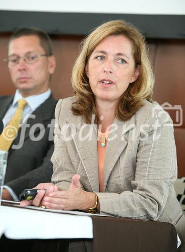 (C) fotodienst/Anna Rauchenberger - Wien, 16.9.2008 - Public Health: Verhütung und mehr - die neue 24/4-Tage Pille. FOTO v.l.:  Univ.-Prof. Dr. med. René Wenzl (Oberarzt an der Universitätsklinik für Frauenheilkunde Wien), Dr. med. Inge Frech (Gynäkologin und Psychotherapeutin, Purkersdorf und Wien). 