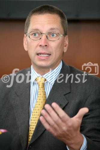 (C) fotodienst/Anna Rauchenberger - Wien, 16.9.2008 - Public Health: Verhütung und mehr - die neue 24/4-Tage Pille. FOTO:  Univ.-Prof. Dr. med. René Wenzl (Oberarzt an der Universitätsklinik für Frauenheilkunde Wien)