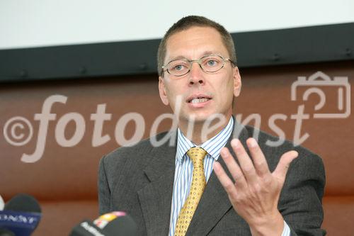 (C) fotodienst/Anna Rauchenberger - Wien, 16.9.2008 - Public Health: Verhütung und mehr - die neue 24/4-Tage Pille. FOTO:  Univ.-Prof. Dr. med. René Wenzl (Oberarzt an der Universitätsklinik für Frauenheilkunde Wien)