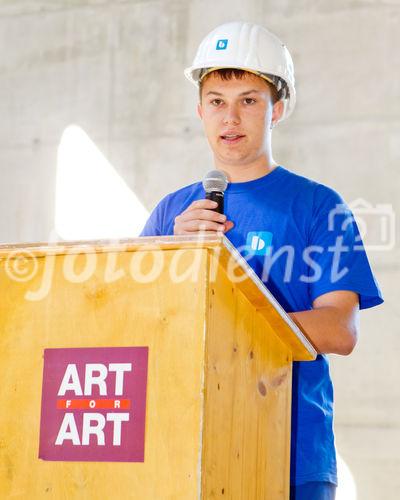 (C) fotodienst.at / Anna Rauchenberger - Wien, am 28.06.2011 - Anfang des Jahres wurde im Arsenal im 3. Wiener Gemeindebezirk mit der Errichtung einer neuen Probebühne für die Wiener Staatsoper begonnen. Heute, am 28. Juni 2011, fand die offizielle Gleichenfeier statt. FOTO: Der Gleichenspruch wird vom jüngsten Lehrling gesprochen.