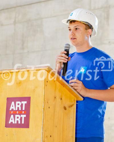 (C) fotodienst.at / Anna Rauchenberger - Wien, am 28.06.2011 - Anfang des Jahres wurde im Arsenal im 3. Wiener Gemeindebezirk mit der Errichtung einer neuen Probebühne für die Wiener Staatsoper begonnen. Heute, am 28. Juni 2011, fand die offizielle Gleichenfeier statt. FOTO: Der Gleichenspruch wird vom jüngsten Lehrling gesprochen.