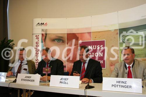 Auszeichnung neuer Genussregionen in Oberösterreich. FOTO v.li: Dr. Stefan Mikinovic (Gf AMA-Marketing), Dr. Josef Stockinger (Agrar Landesrat Öberösterreich), Josef Pröll (Landwirtschaftsminister), Heinz Pöttinger (Gf Pöttinger Landtechnik), (C)fotodienst/imanufaktur