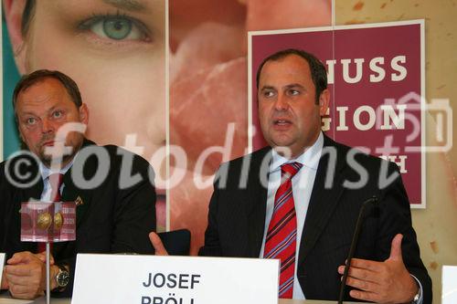 Auszeichnung neuer Genussregionen in Oberösterreich.FOTO v.li:  Dr. Josef Stockinger (Agrar Landesrat Öberösterreich), Josef Pröll (Landwirtschaftsminister) (C)fotodienst/imanufaktur