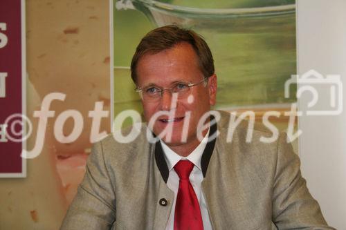 Auszeichnung neuer Genussregionen in Oberösterreich. FOTO: Heinz Pöttinger (Geschäftsführer Pöttinger Landtechnik)  (C)fotodienst/imanufaktur