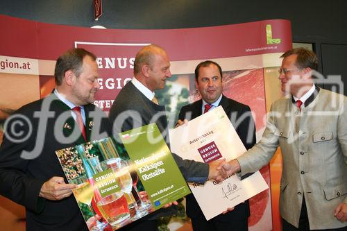 Auszeichnung neuer Genussregionen in Oberösterreich. FOTO v.li: Dr. Stefan Mikinovic (Gf AMA-Marketing), Dr. Josef Stockinger (Agrar Landesrat Öberösterreich), Josef Pröll (Landwirtschaftsminister), Heinz Pöttinger (Gf Pöttinger Landtechnik) (C)fotodienst/imanufaktur