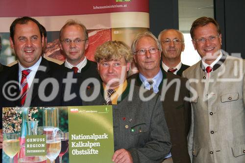 Landwirtschaftsminister Josef Pröll (links) und Heinz Pöttinger, Geschäftsführer der Pöttinger Alois Maschinenfabrik GesmbH (rechts), bei der Auszeichnung der Genuss Region Nationalpark Kalkalpen Obstsäfte