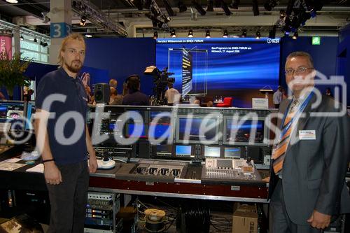 Thomas Schärer, Managing Director bei Dr. W.A.Günther Media Rent, präsentiert stolz  modernste Technik für die audiovisuelle Multimedia-Präsentation an der EMEX in Zürich  