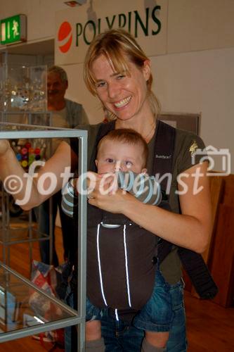 Messe-Standbauerin mit ihrem Sohn im 