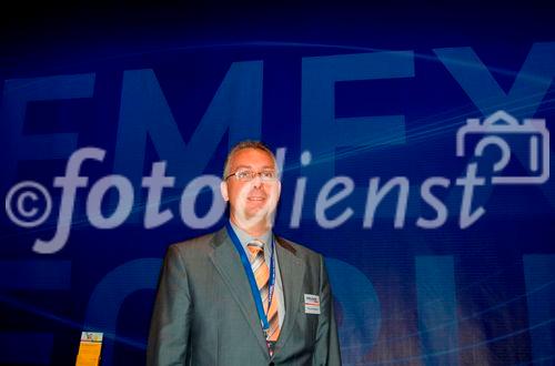 Die Multimedia-Show am EMEX-Forum wird von der Firma Dr. W.A.Günther Media Rent inszeniert, deren Managing Director Thomas Schärer vor dem Screen posiert.  