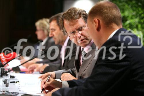 (C) fotodienst/Anna Rauchenberger - Wien, 20.08.2008 - Telekom Austria: Internationales Geschäft bleibt Wachstumstreiber. FOTO v.l.: Hans Tschuden (Finanzvorstand, Telekom Austria), Peter Zydek (Bereichsleiter Investor Relations, Telekom Austria)
