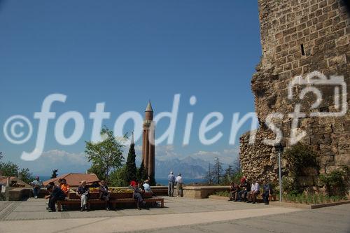 Das Wahrzeichen Antalyas ist das Minarett der Yivli-Minare-Moschee, das im 13. Jahrhundert unter dem seldschukischen Sultan Kai Kobad I. erbaut wurde.
Das 38 Meter hohe Minarett (2) 