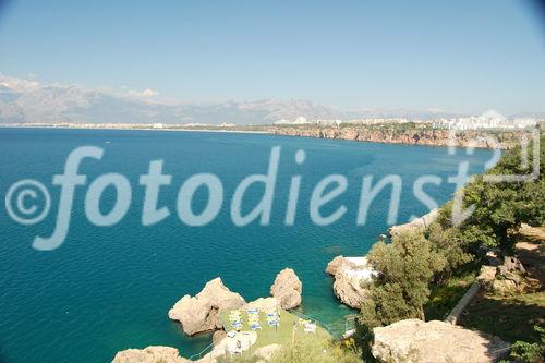 Sicht vom Manavgat Wasserfall zum Konyaalti-Strand und entlang der Küste Blick auf die Berge. Turkey, Antalya-city, Konyaalti-beach, coast-line view to the mountains