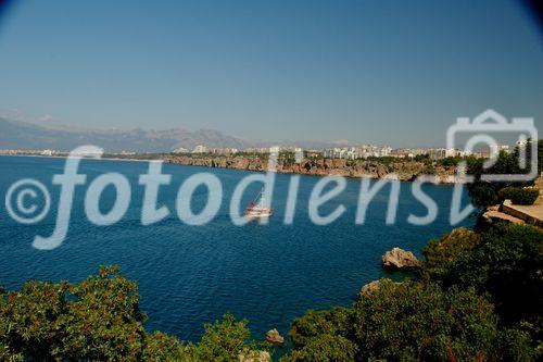 Türkei, Antalya, Türkische Riviera, Aussicht vom Manavgat Wasserfall zum Konyaalti-Strand mit Sicht auf die Berge. Personen, Sehenswürdigkeit. Turkey, Antalya-city,view from the Manavgat waterfall along the coast-line with the mountains, ocean, Konyaalti-beach, people