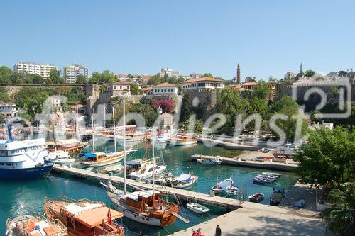 Turkey, Antalya, historic old harbour, fishermen, boats, fishing, living. Der alte historische Hafen von Antalya an der Türkischen Riviera mit den schmucken Fischerbooten. Sehenswürdigkeit. Touristen-Attraktion.