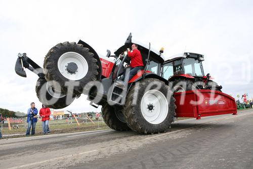 (C) fotodienst/Anna Rauchenberger - Grafenegg, 16.08.2008 - Weltrekordversuch im 'Traktor-Huckepack' im Rahmen der Pflüger-WM. Der mutige Traktor-Fahrer Patrick Heigl schaffte es im zweiten Versuch am Nachmittag, eine Strecke von 7,6 km Länge auf zwei Hinterrädern zu fahren. 