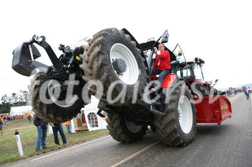 (C) fotodienst/Anna Rauchenberger - Wien, 16.08.2008 - Weltrekordversuch im 'Traktor-Huckepack' im Rahmen der Pflüger-WM. Der mutige Traktor-Fahrer Patrick Heigl schaffte es im zweiten Versuch am Nachmittag, eine Strecke von 7,6 km Länge auf zwei Hinterrädern zu fahren. 