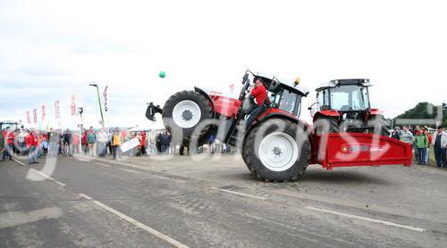 (C) fotodienst/Anna Rauchenberger - Wien, 16.08.2008 - Weltrekordversuch im 'Traktor-Huckepack' im Rahmen der Pflüger-WM. Der mutige Traktor-Fahrer Patrick Heigl schaffte es im zweiten Versuch am Nachmittag, eine Strecke von 7,6 km Länge auf zwei Hinterrädern zu fahren. 