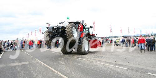 (C) fotodienst/Anna Rauchenberger - Wien, 16.08.2008 - Weltrekordversuch im 'Traktor-Huckepack' im Rahmen der Pflüger-WM. Der mutige Traktor-Fahrer Patrick Heigl schaffte es im zweiten Versuch am Nachmittag, eine Strecke von 7,6 km Länge auf zwei Hinterrädern zu fahren. 