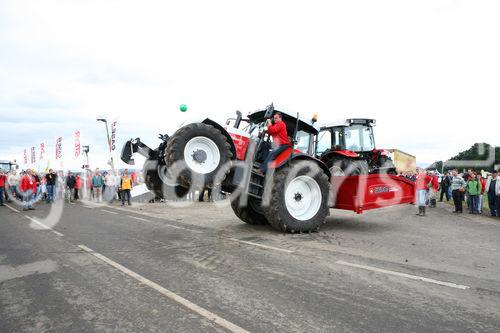 (C) fotodienst/Anna Rauchenberger - Wien, 16.08.2008 - Weltrekordversuch im 'Traktor-Huckepack' im Rahmen der Pflüger-WM. Der mutige Traktor-Fahrer Patrick Heigl schaffte es im zweiten Versuch am Nachmittag, eine Strecke von 7,6 km Länge auf zwei Hinterrädern zu fahren.  