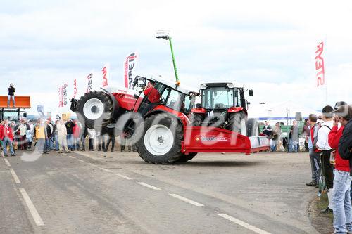 (C) fotodienst/Anna Rauchenberger - Wien, 16.08.2008 - Weltrekordversuch im 'Traktor-Huckepack' im Rahmen der Pflüger-WM. Der mutige Traktor-Fahrer Patrick Heigl schaffte es im zweiten Versuch am Nachmittag, eine Strecke von 7,6 km Länge auf zwei Hinterrädern zu fahren. 