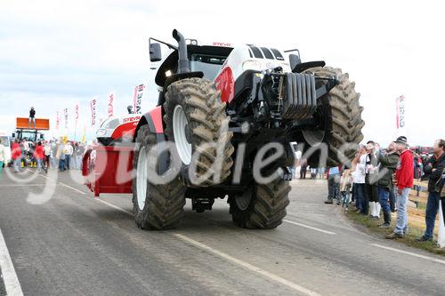 (C) fotodienst/Anna Rauchenberger - Wien, 16.08.2008 - Weltrekordversuch im 'Traktor-Huckepack' im Rahmen der Pflüger-WM. Der mutige Traktor-Fahrer Patrick Heigl schaffte es im zweiten Versuch am Nachmittag, eine Strecke von 7,6 km Länge auf zwei Hinterrädern zu fahren. 