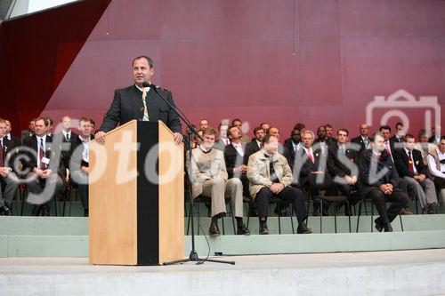 (C) fotodienst/Anna Rauchenberger - Grafenegg, 16.08.2008 - Siegerehrung auf der Pflüger-WM. Bundesminister Josef Pröll beglückwünscht die Sieger.