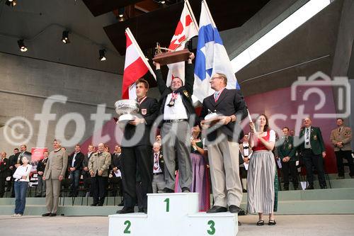 (C) fotodienst/Anna Rauchenberger - Grafenegg, 16.08.2008 - Siegerehrung der Pflüger WM in Grafenegg. Bernhard Altmann (Österreich), Samuel Gill (Nordirland) und Matti Rautiainen (Finnland).