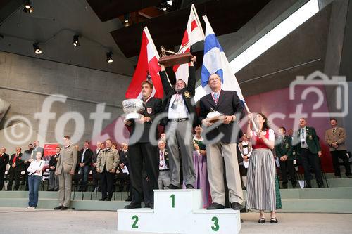 (C) fotodienst/Anna Rauchenberger - Grafenegg, 16.08.2008 - Siegerehrung der Pflüger WM in Grafenegg. Bernhard Altmann (Österreich), Samuel Gill (Nordirland) und Matti Rautiainen (Finnland).