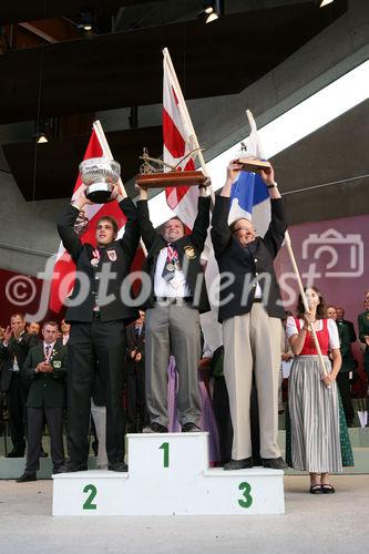 (C) fotodienst/Anna Rauchenberger - Grafenegg, 16.08.2008 - Siegerehrung der Pflüger-WM in Grafenegg. Bernhard Altmann (Österreich), Samuel Gill (Nordirland) und Matti Rautiainen (Finnland).